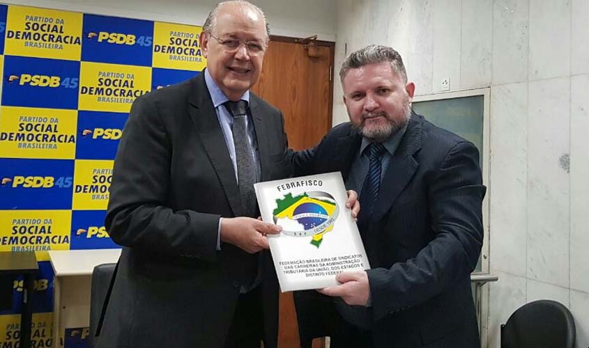 Germano Soares entrega proposta da FEBRAFISCO ao relator da Reforma Tributária