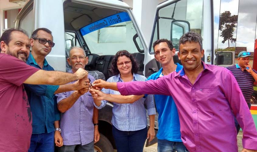 Produtores de Vale do Paraíso recebem caminhão com câmara fria para transporte de produtos processados