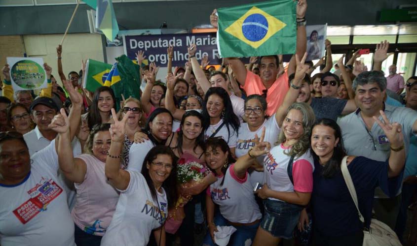 Mariana Carvalho é saudada em aeroporto por se posicionar contra a corrupção