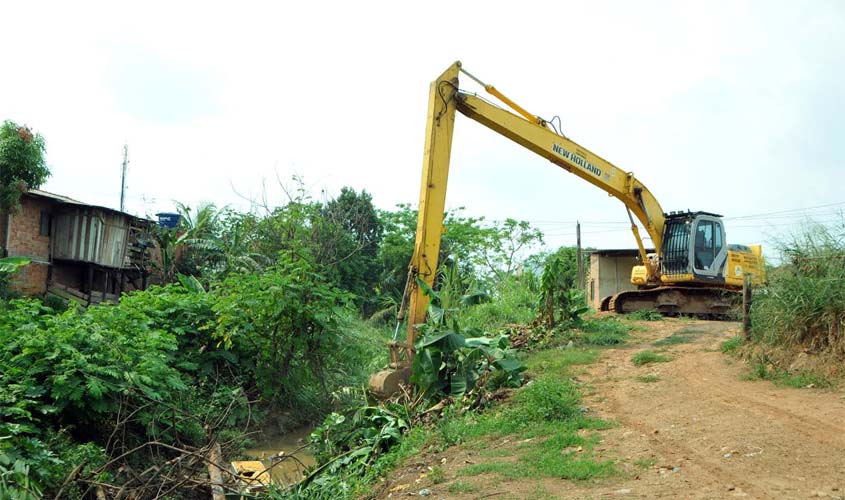 Prefeitura realiza manutenção em canais da zona Sul de Porto Velho