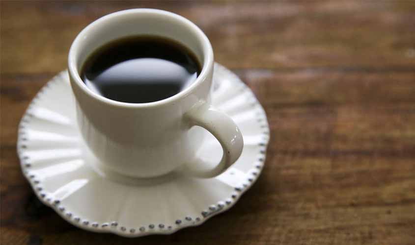 Excesso de café aumenta chance de pressão alta em pessoas predispostas