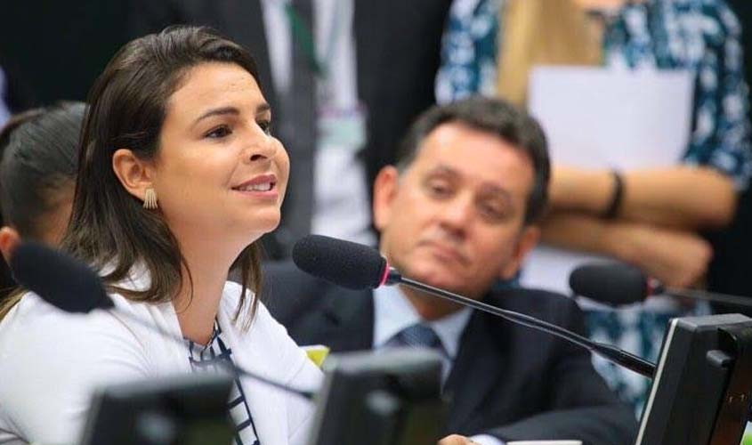 Mariana Carvalho apresenta proposta em defesa do consumidor