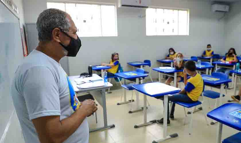 Prefeito encerra o ano complementando o abono de profissionais da educação de Porto Velho