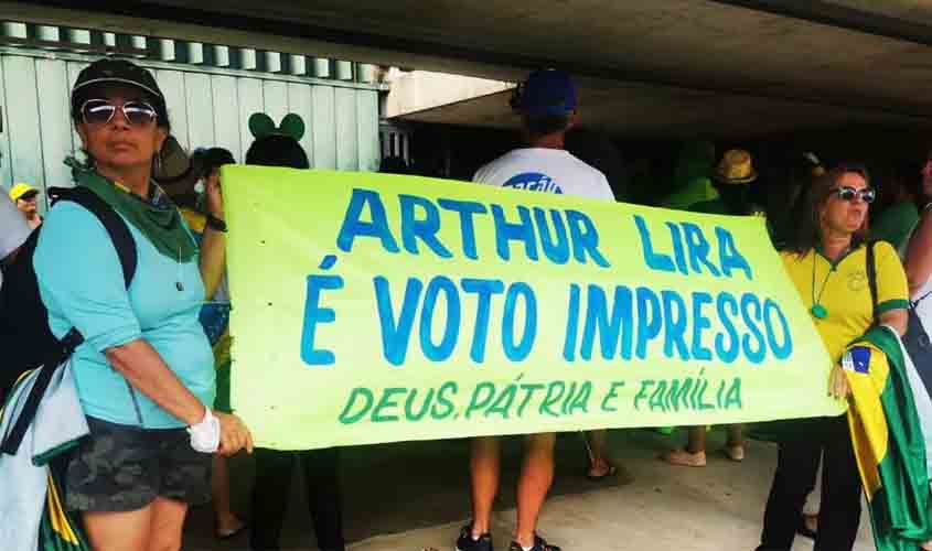 Sem máscara, bolsonaristas oram por Lira e cantam músicas religiosas na entrada da Câmara (vídeos)