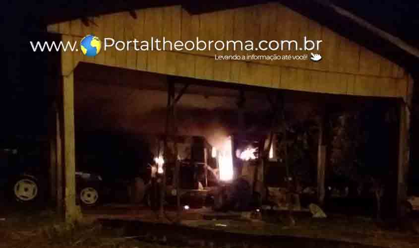 Incêndio criminoso destrói pá carregadeira e patrol da prefeitura
