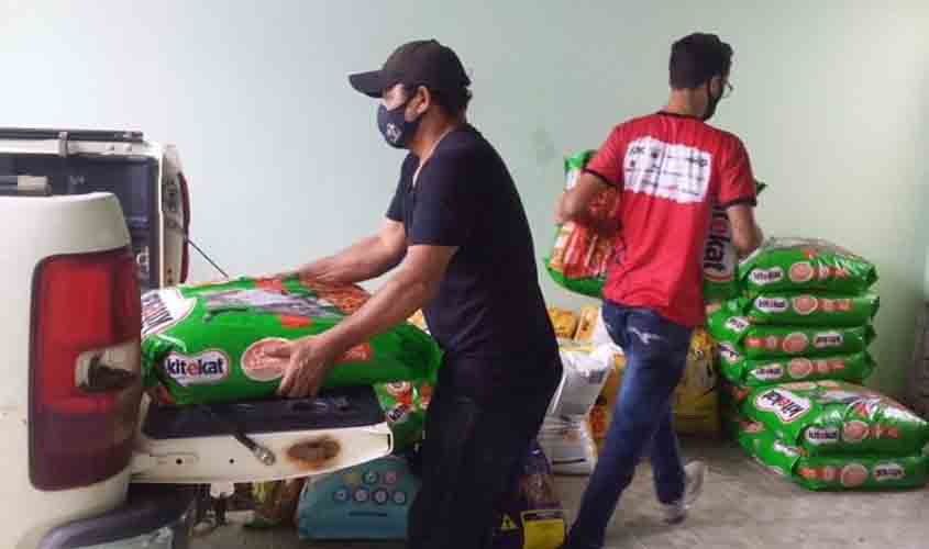 Sema entrega ração à instituição de proteção e defesa animal