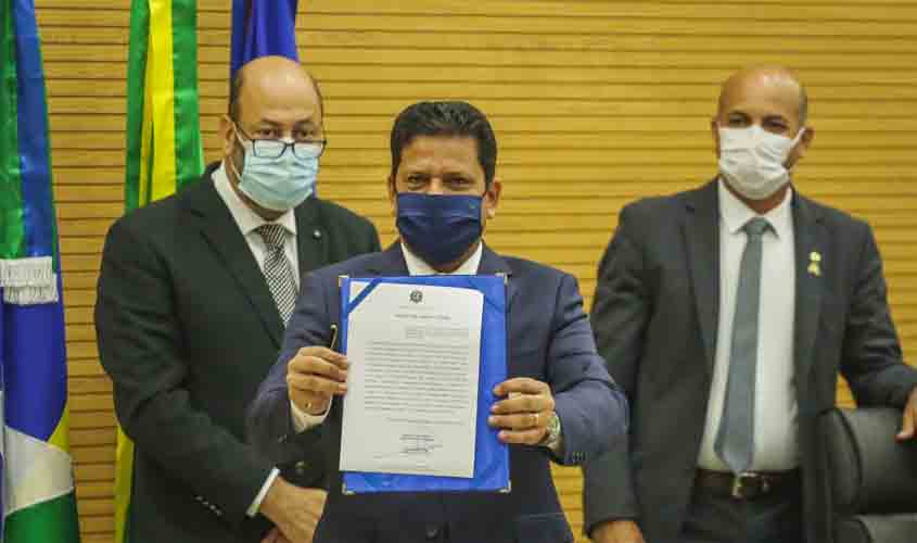 Jair Montes toma posse como primeiro secretário na nova mesa diretora da ALE