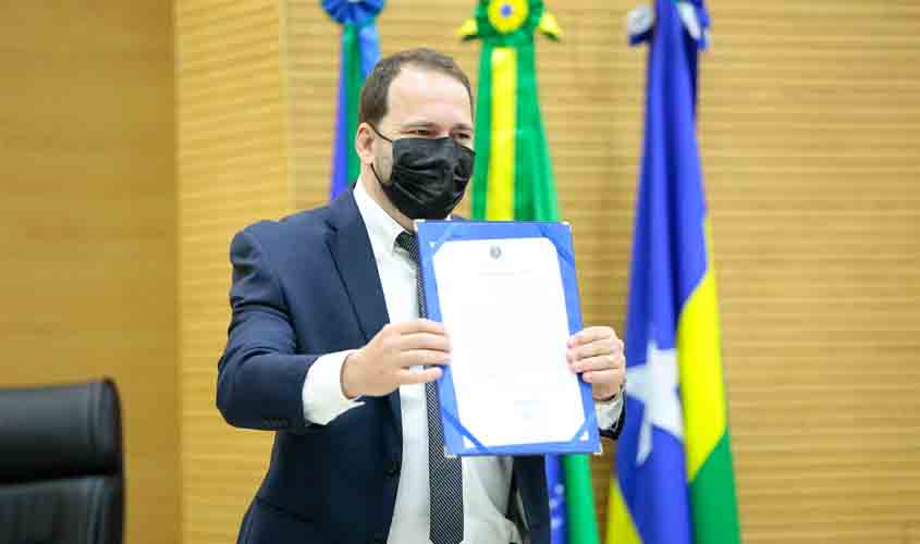 Alex Redano é empossado presidente da Assembleia Legislativa junto com nova mesa diretora