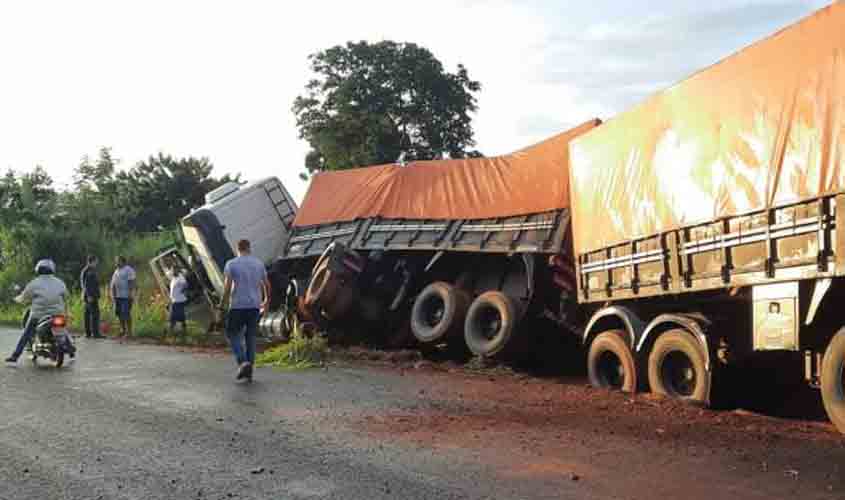 PM sobrevive após carro colidir com carreta e capotar várias vezes