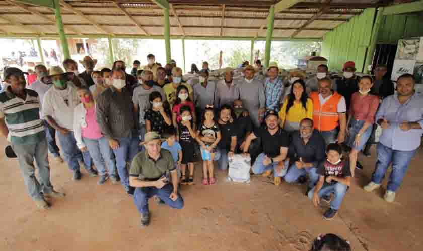 Deputado Marcelo Cruz entrega 22 toneladas de calcário para os produtores da Comunidade de Joana Darc em Porto Velho