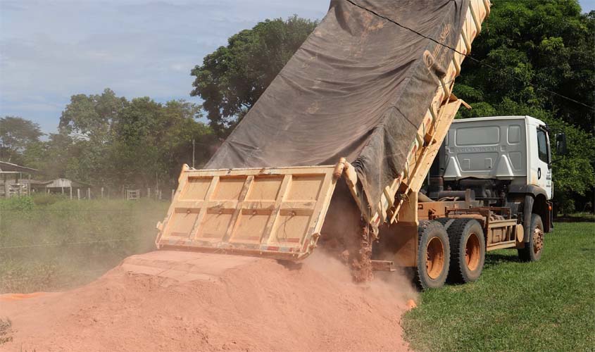 Prefeitura faz entrega de calcário a produtores rurais