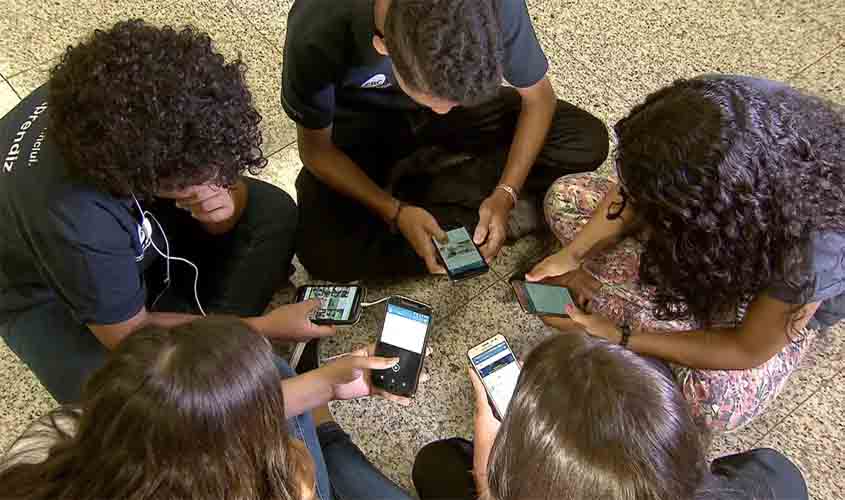 MEC lança guias sobre uso de celulares em ambiente escolar