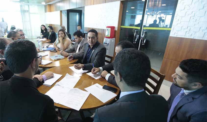 Durante reunião Eyder Brasil anuncia emenda individual para ajudar no realinhamento de servidores da Sejus