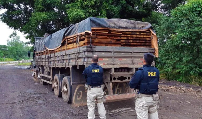 Em menos de 24h, PRF faz duas apreensões de madeira ilegal no município de Ji-Paraná