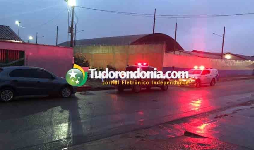 Corpo de homem é encontrado com mais de 10 facadas em praça ao lado de escola na zona sul