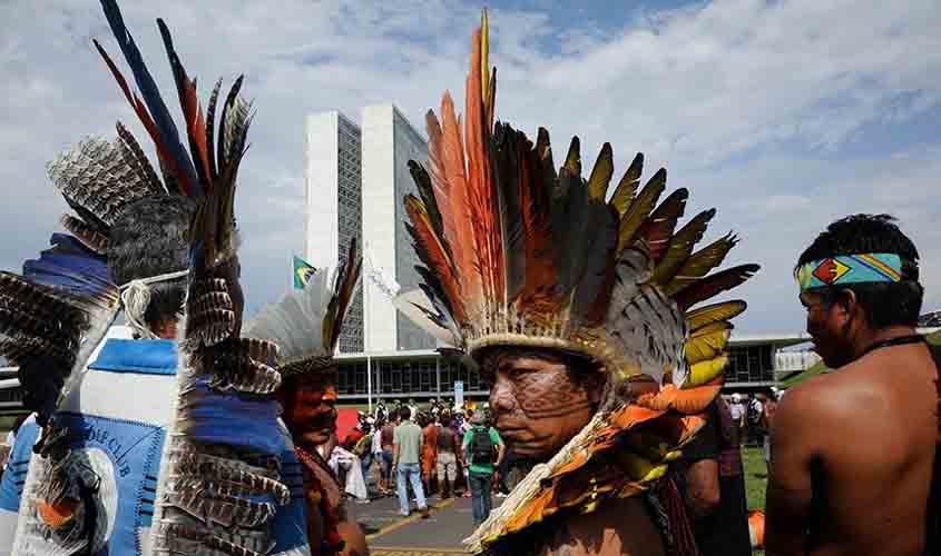 Senadores apresentam projetos para derrubar normas da Funai