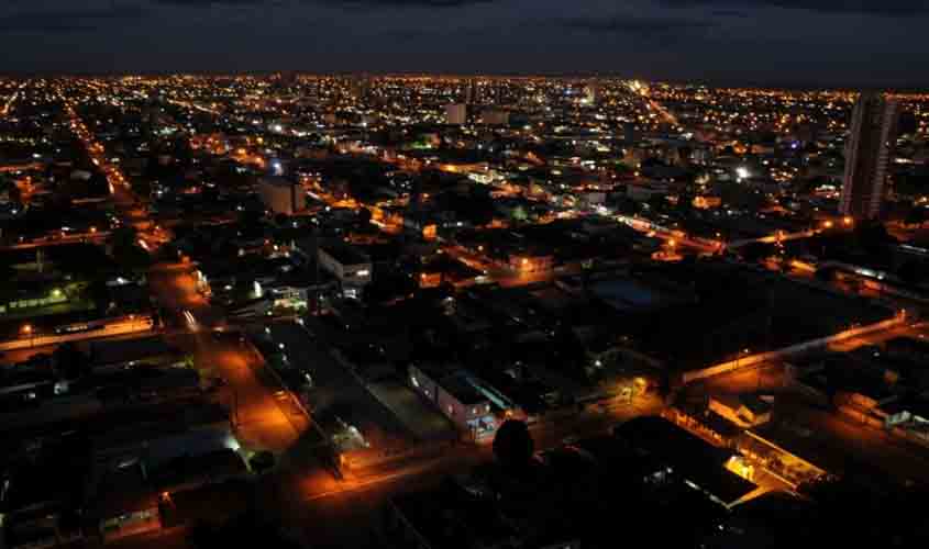 Nova iluminação é instalada em rotatória da zona Norte de Porto Velho