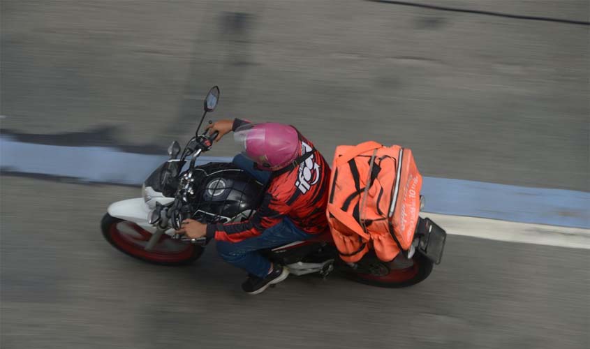 Trabalho por aplicativo será regulamentado este semestre, diz ministro