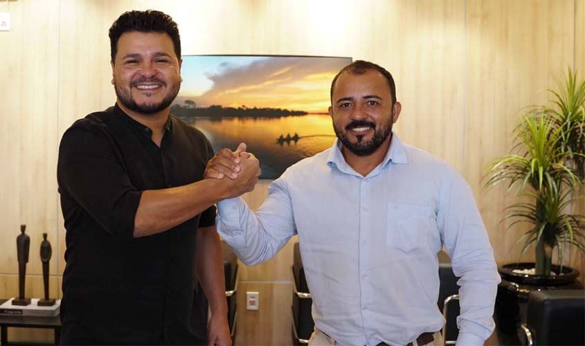 Deputado Marcelo Cruz garante distribuição de calcário para produtores de Cujubim