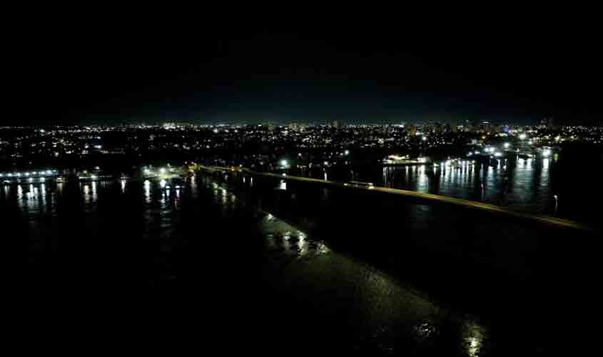 Ponte sobre o rio Madeira ganha nova iluminação com sistema solar