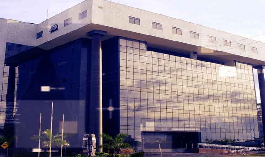 Pesquisadores e representantes de instituições visitam Centro de Documentação Histórica do Poder Judiciário