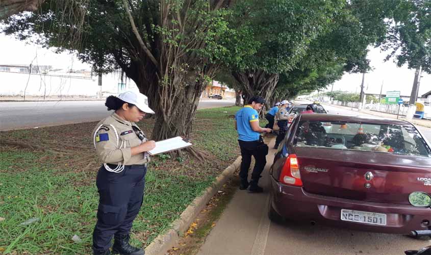 Semtran realiza blitz educativa na avenida Tiradentes