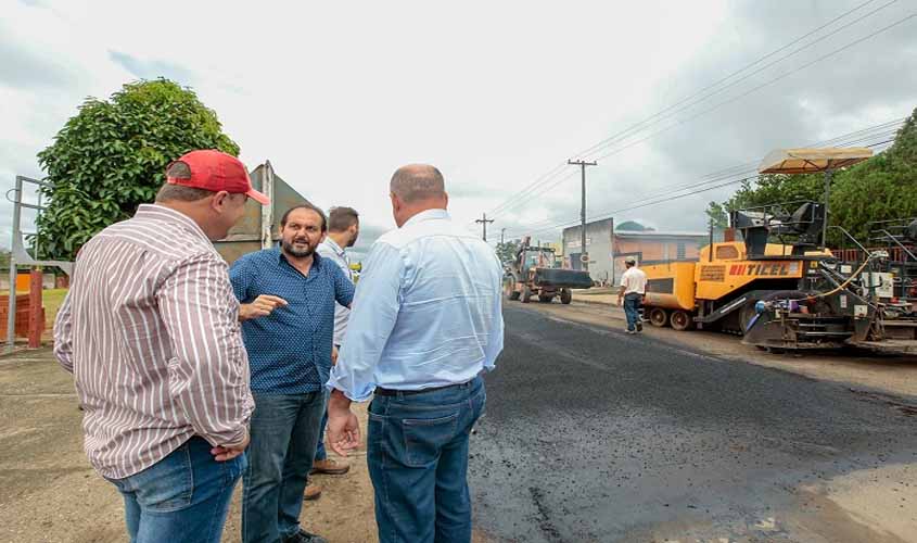 Laerte, vereadores e prefeito fiscalizam obras de restauração da rodovia que dá acesso ao aeroporto de Ji-Paraná