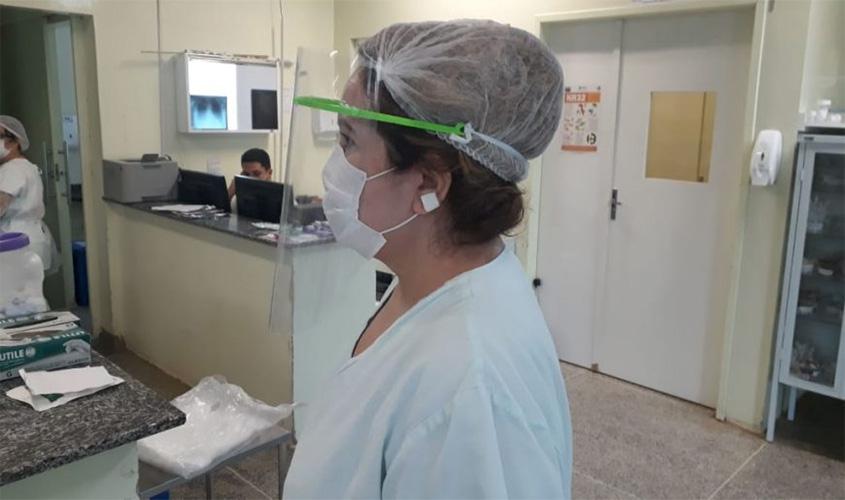 Voluntários testam protótipo de protetor facial para profissionais de saúde