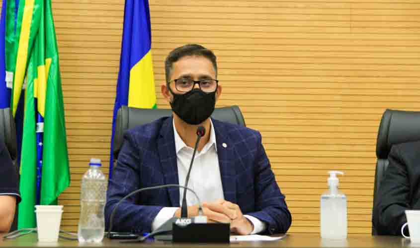 Deputado Anderson defende contratação de médicos brasileiros formados no exterior para atuarem na linha de frente da pandemia do coronavírus