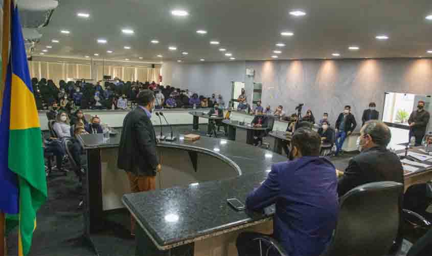 Prefeito Isaú Fonseca responde a questionamentos de vereadores