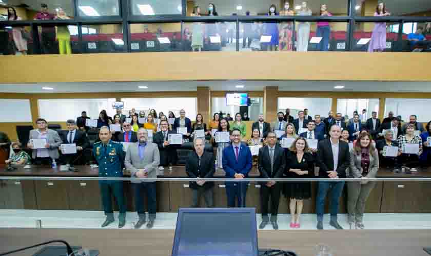 Deputado Anderson preside sessão solene e entrega votos de Louvor a oficiais de justiça 