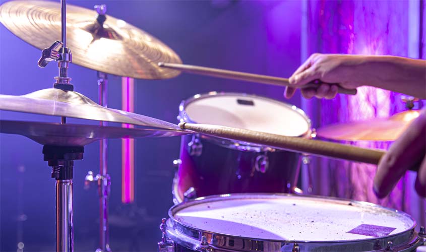 Baterista de banda de axé não receberá por horas de viagem para shows