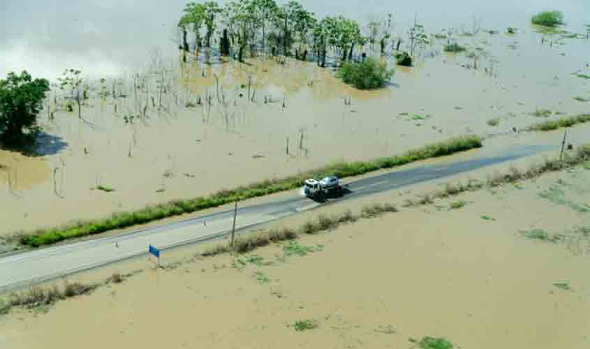 Em sobrevoo nas áreas atingidas pelas enchentes, governo de RO avalia situação para coordenar ações de resposta imediata