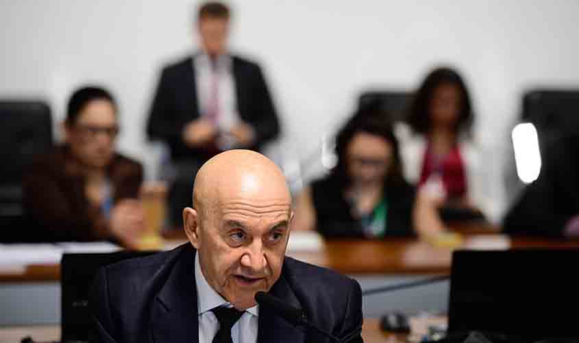 CE aprova pena maior para homicídio e agressão em escolas