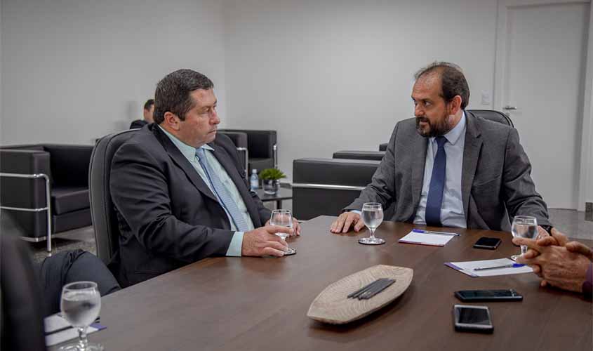 Presidente cobra urgência do DER para adequação do Aeroporto José Coleto atender normas da Anac