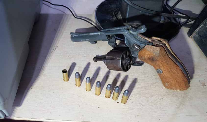 Foragido da justiça atira na polícia durante perseguição e acaba preso debaixo de cama