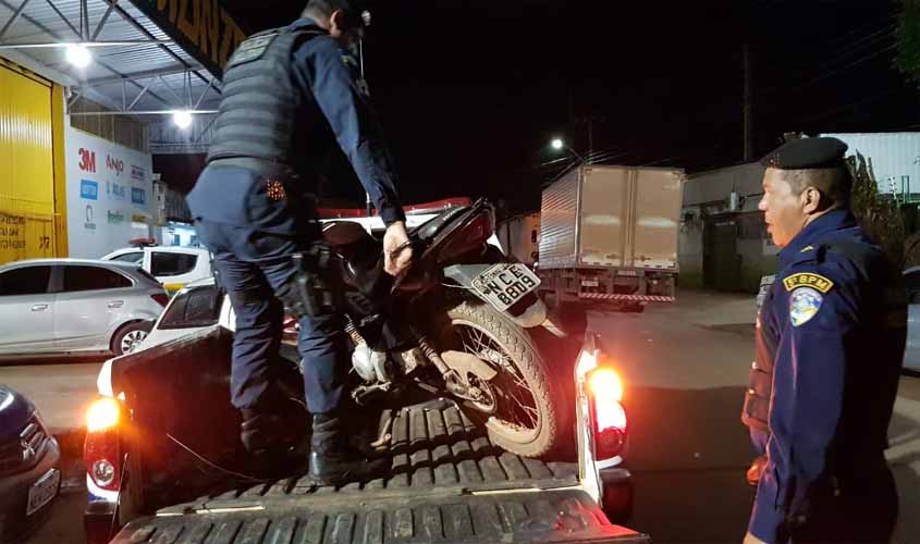 Adolescente é apreendido portando revólver após intensa fuga com moto roubada