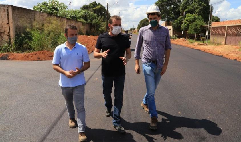 Prefeito vistoria asfaltamento no bairro Flamboyant