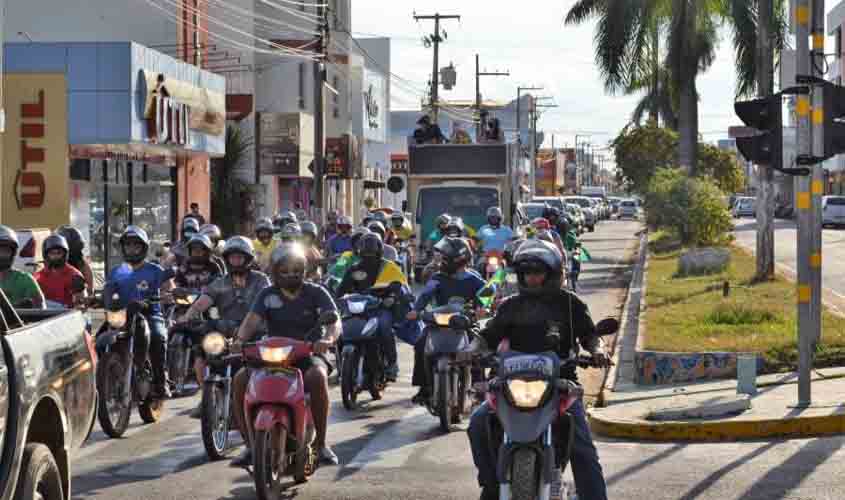 Bombeiros e policiais militares vão às ruas em protesto pedindo vacinas, valorização e melhores salários