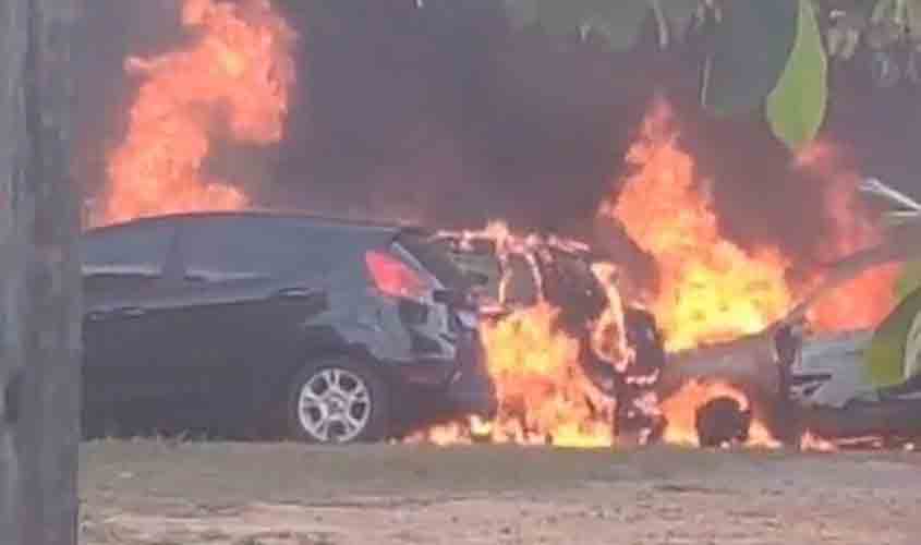 Fogo destrói veículos apreendidos em Presidente Médici; origem é desconhecida