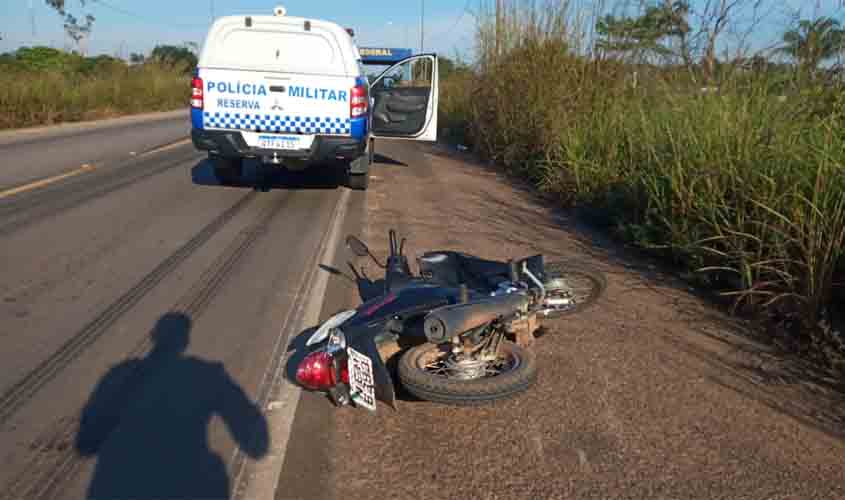 Policia Militar apreende drogas e recupera motocicleta furtada, na BR 429