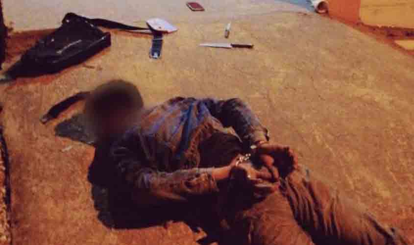 Depois de assaltar duas mulheres e fugir a pé, homem armado com faca investe contra policiais e acaba preso