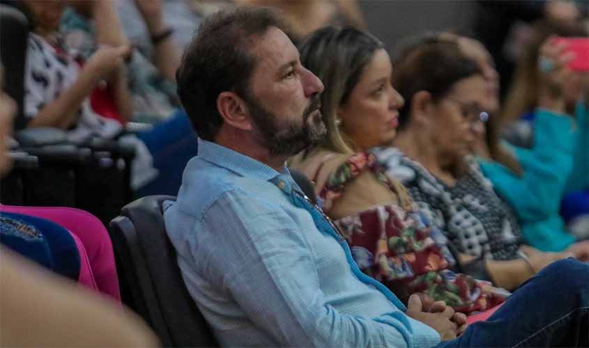 Gestão  Hildon Chaves tem maio histórico para professores