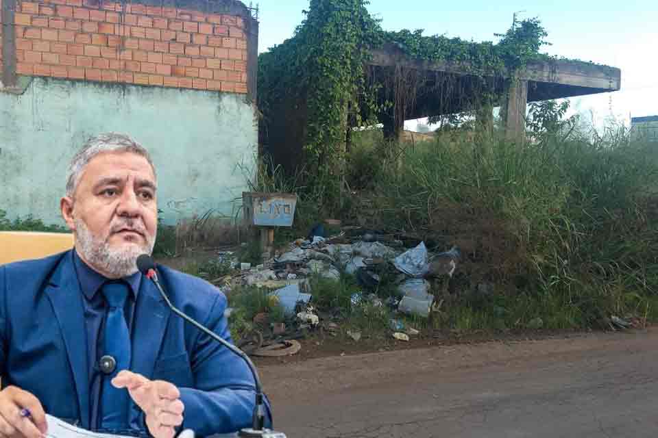 Fogaça cobra limpeza de terreno e ponto de ônibus abandonados em rua do bairro São Francisco