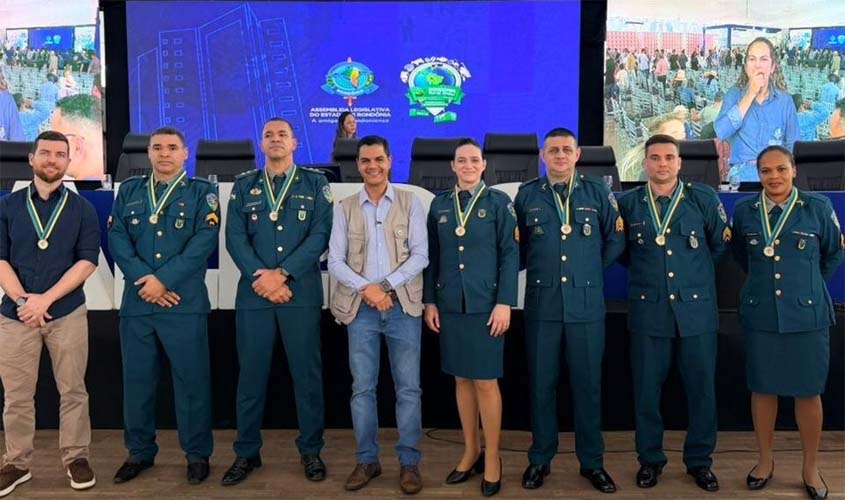 Deputado presta homenagem a policiais militares