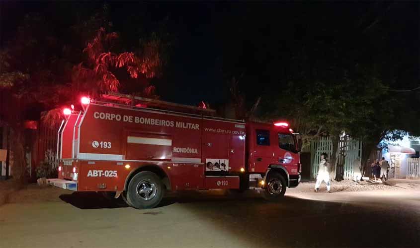 Usuários de drogas ateiam fogo em casa abandonada e bombeiros são chamados