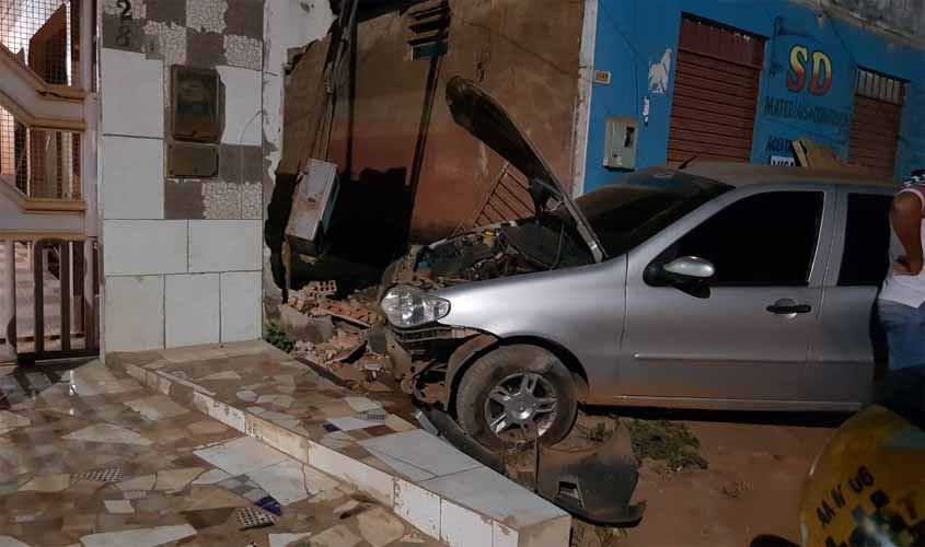 Jovem motorista perde controle da direção de carro e derruba varanda de comércio