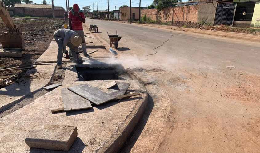 Prefeitura faz calçamento, meio-fio e sarjetas na avenida Raimundo Cantuária