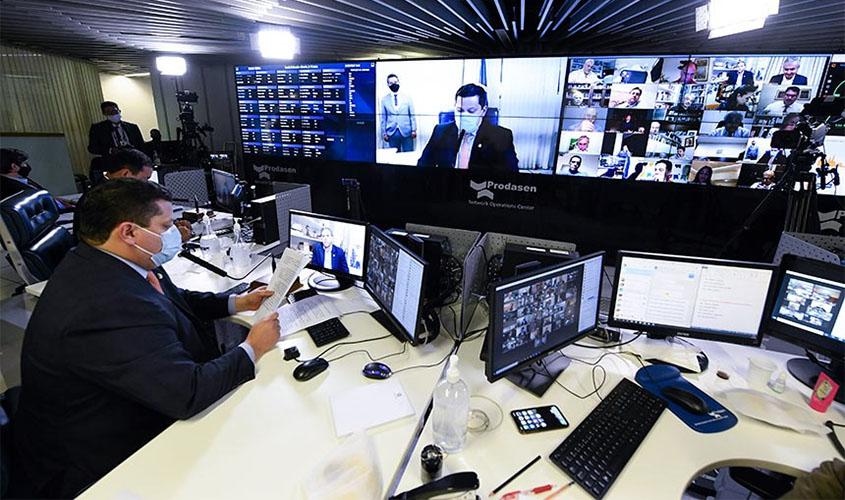 Senado aprova projeto de combate a notícias falsas; texto vai à Câmara  