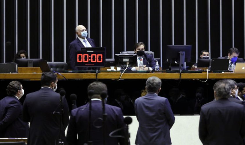 Câmara aprova em segundo turno PEC que adia eleições municipais para novembro